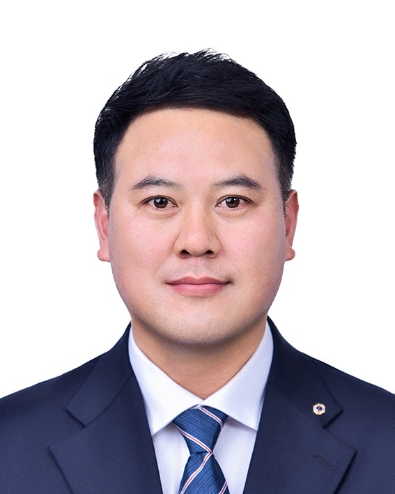 총무 김동리L.